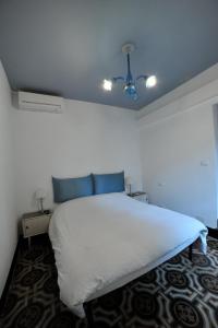 菲纳莱利古雷艾拉斯莫客房和早餐旅馆的卧室配有白色的床