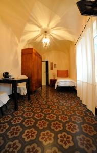 菲纳莱利古雷艾拉斯莫客房和早餐旅馆的卧室配有一张床和一张桌子