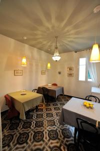 菲纳莱利古雷艾拉斯莫客房和早餐旅馆的一间在房间带两张桌子的餐厅