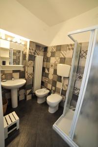 菲纳莱利古雷艾拉斯莫客房和早餐旅馆的浴室设有2个卫生间、水槽和淋浴。