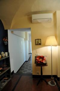 菲纳莱利古雷艾拉斯莫客房和早餐旅馆的走廊上设有一盏灯和一扇门的房间
