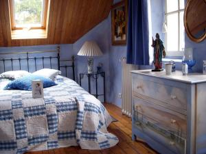 Thorenc拉贝卡西亚酒店的一间蓝色卧室,配有一张床和一个梳妆台