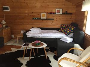 Modern Lapland Cottage with Outdoor Sauna & BBQ Hut客房内的一张或多张床位