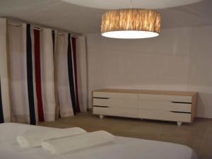 塔里法Livingtarifa Apartamento Anhelo的一间卧室配有床、梳妆台和台灯。