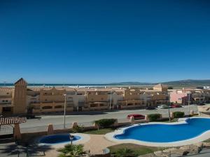 塔里法Livingtarifa Apartamento Anhelo的享有度假胜地的空中景致,设有2个游泳池