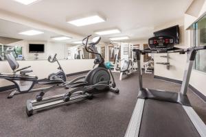 卡尔加里卡尔加里南部温德姆集团温盖特酒店的健身房设有跑步机和椭圆机