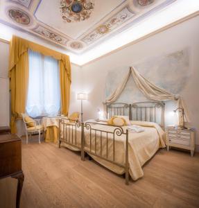 佛罗伦萨诺维拉豪斯旅馆的一间卧室设有两张床和天花板