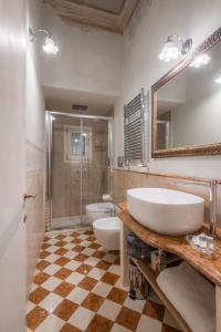 佛罗伦萨诺维拉豪斯旅馆的一间带水槽、卫生间和淋浴的浴室