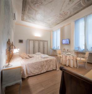 佛罗伦萨诺维拉豪斯旅馆的卧室配有一张床和一张桌子及椅子