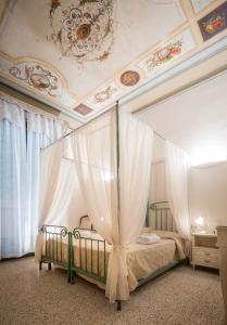 佛罗伦萨诺维拉豪斯旅馆的一间卧室配有一张带窗帘的床和天花板