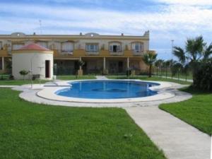 塔里法Livingtarifa La Tortuguita的一座大房子,前面设有一个游泳池