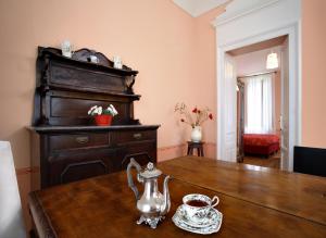 阿比亚诺德伊夫雷亚达兹格里奥别墅酒店的一间带木桌和梳妆台的用餐室