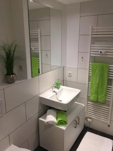 帕德博恩帕德博恩寄宿公寓 的白色的浴室设有水槽和镜子