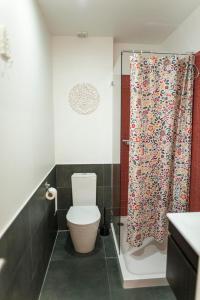 里斯本国土烈士公寓的一间带卫生间和淋浴帘的浴室