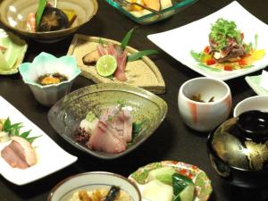 松江市縁の宿 北堀的一张桌子上放着许多盘子的食物