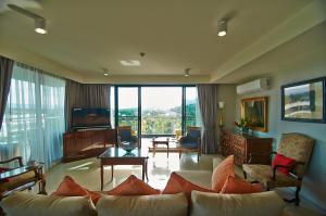 苏林海滩苏林海滩第六大道公寓式酒店的带沙发和大窗户的客厅