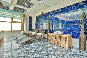 阿布扎比AG酒店的一间拥有蓝色和白色墙壁及椅子的房间