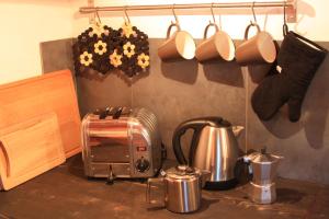 安达洛Apartment Angelina的厨房柜台配有烤面包机、茶壶和杯子