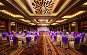 郑州郑州粤海酒店的宴会厅配有白色桌子和紫色椅子
