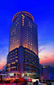 郑州郑州粤海酒店的一座高大的建筑,晚上有灯