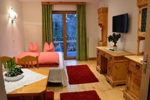 因斯布鲁克纳特波登酒店的客房设有两张床、一张桌子和电视。