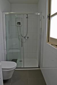 尼科西亚Chris House的浴室里设有玻璃门淋浴