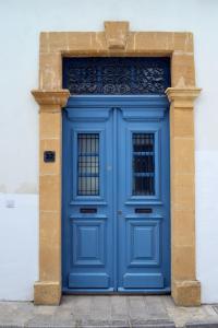 尼科西亚Chris House的白色建筑上的蓝色门