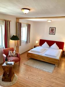 佩特诺伊阿尔贝格施瓦泽阿德勒酒店的一间卧室配有一张床、一张沙发和一张桌子