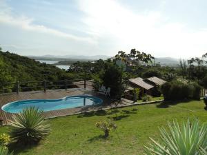 伊比拉奎拉Doce Cabana Pousada的享有庭院内游泳池的景色