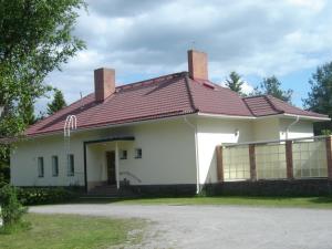 凯米Huoneistohotelli Jokikeskus的一座大型白色房屋,设有红色屋顶