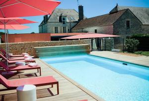 莫雷-圣但尼Castel de Très Girard - Teritoria的一个带两把椅子和两把遮阳伞的游泳池