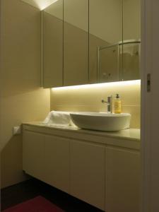波尔图Chateau Flores的浴室设有白色水槽和镜子