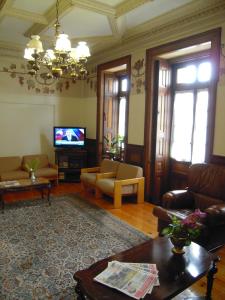 科英布拉Guesthouse Lusa Atenas的带沙发和电视的客厅