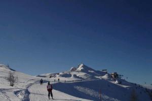 巴德小基希海姆Bio Naturhof Ottingerhof的一群人沿着雪覆盖的山滑雪