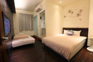 罗东镇桔子小屋的酒店客房设有两张床和电视。