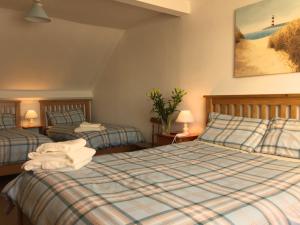巴利海吉O'Neill's Bed&Breakfast的一间卧室配有两张带毛巾的床