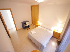 塔里法Livingtarifa Apartamento Blue II的一间小卧室,配有一张床和一张书桌