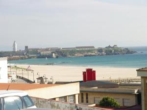 塔里法Livingtarifa Apartamento Blue I的从大楼屋顶上可欣赏到海滩景色