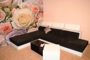 布尔加斯Palma的玫瑰花束前的黑色沙发