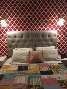 托马尔卡曼加酒店的一间卧室配有一张带大床头板的床