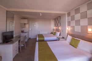 罗托鲁瓦苏迪马酒店的酒店客房设有两张床和电视。