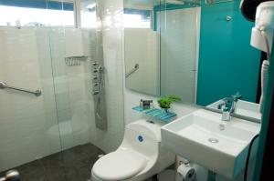 波哥大Hotel City Bog 106的浴室配有卫生间、盥洗盆和淋浴。