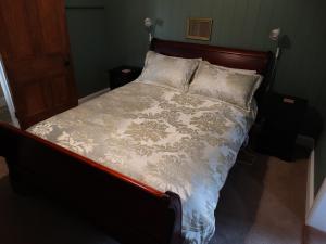 EukeyLoughmore House的一张带木制床头板和枕头的床