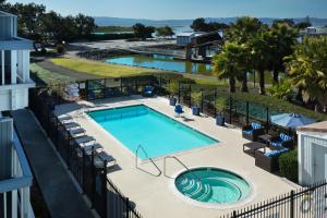 圣莱安德罗旧金山湾码头旅馆的度假村游泳池的图片