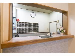 丰桥市冈田丰桥商务酒店的沙龙的镜子,水槽和时钟
