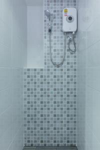 Samut Sakhon通臣公寓酒店的浴室内配有淋浴和头顶淋浴