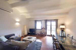 圣马克西姆Joli mazet clim vue St Tropez的客厅配有沙发和桌子