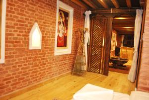 帕坦扬巴传统住宿加早餐旅馆的一间砖墙和墙上花瓶的房间