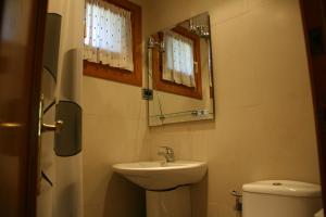 贝纳斯克Apartamentos Cogulla的一间带水槽、卫生间和镜子的浴室