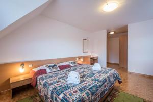 马汀伊索旅馆的一间卧室配有一张带彩色床罩的床
